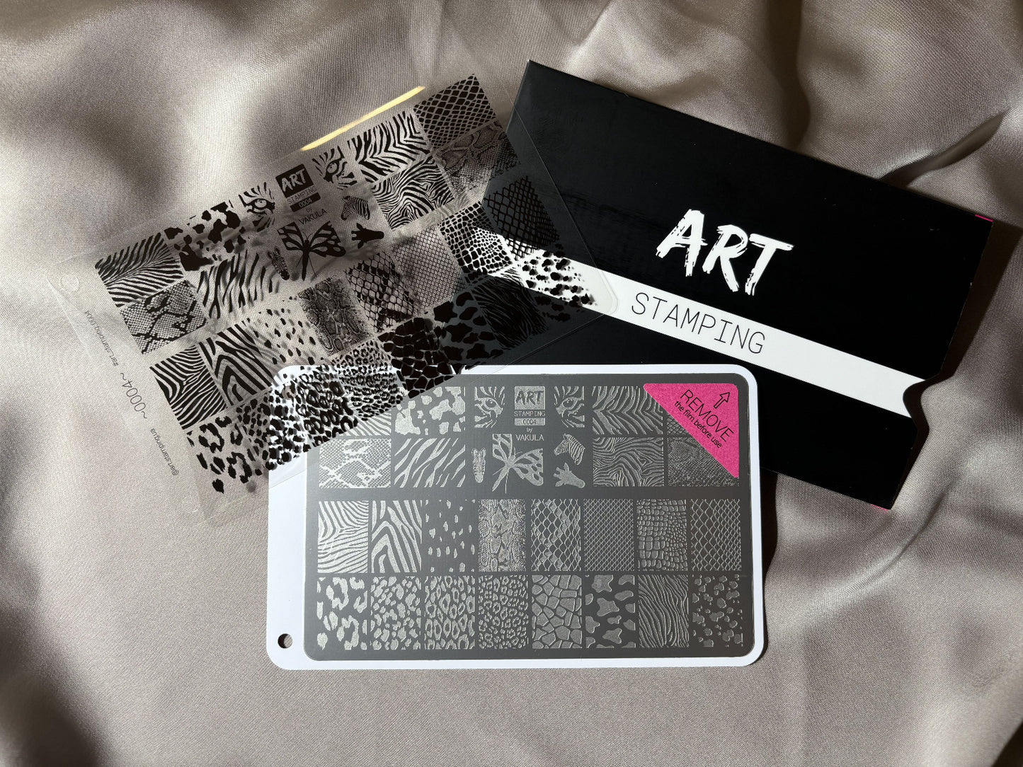 Stamping tools with patterned plates on a textured surface